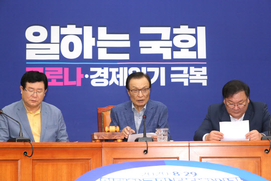 이해찬(가운데) 더불어민주당 대표가 10일 오전 서울 여의도 국회에서 열린 최고위원회의에서 발언하고 있다.    연합뉴스